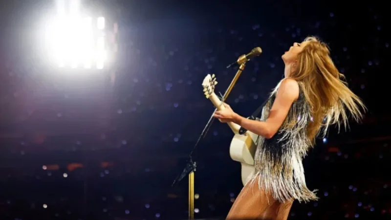 Taylor Swift’s No-Makeup Look Sparks Online Buzz