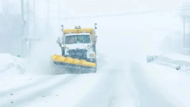 Blizzard Sweeps Southern Ontario, Closes Northern Roads