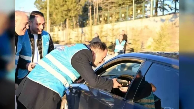 Drivers in Demirci Receive Iftar Treats Before Breaking Fast