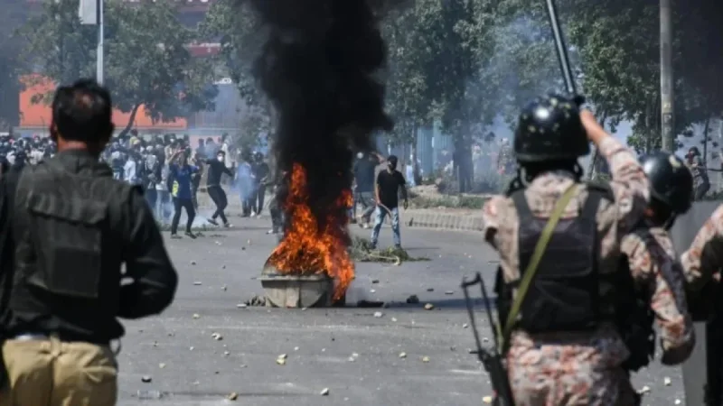 22 Dead in Pakistan as Protesters Attempt US Consulate Storming