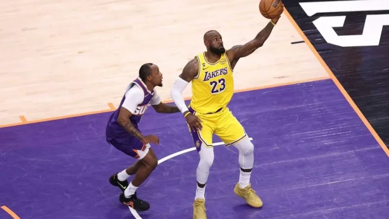 LIVE: Lakers vs Warriors 65–47 at Halftime — LeBron James Goes Perfect From Three