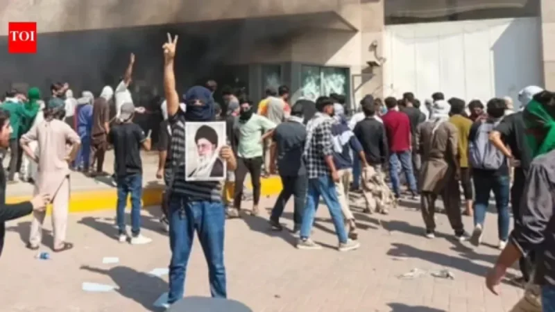 Mob Attacks US Consulate in Pakistan, 6 Killed After Khamenei’s Death