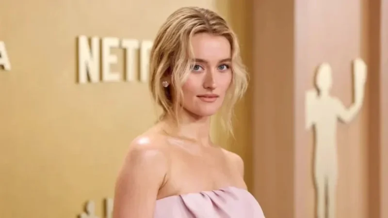 Sarah Pidgeon Dazzles in Pink Balenciaga at 2026 SAG Awards