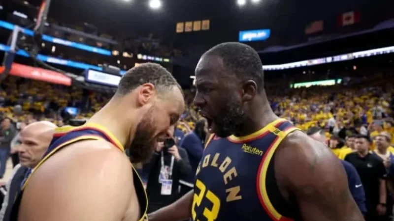 Stephen Curry Frustrated as Draymond Green Exits During Warriors Timeout