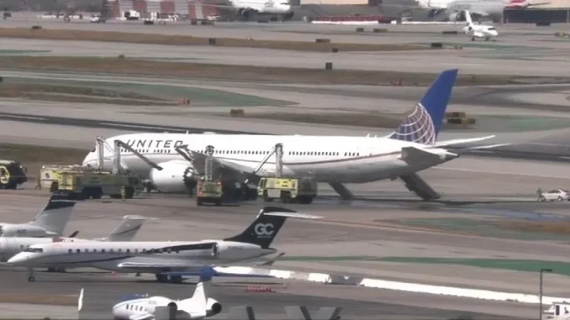 United 787-9 Returns to LAX After Takeoff; Passenger Evacuation Video
