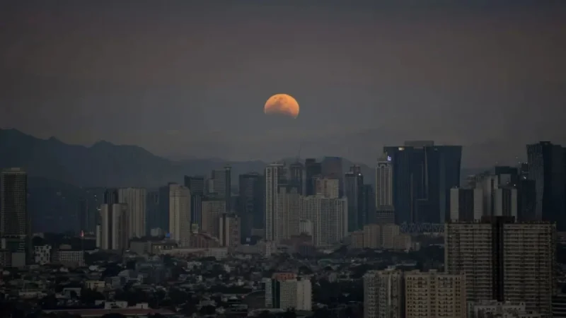 Blood Moon Total Lunar Eclipse Tonight exposes a quiet paradox: totality ended, but the story isn’t over