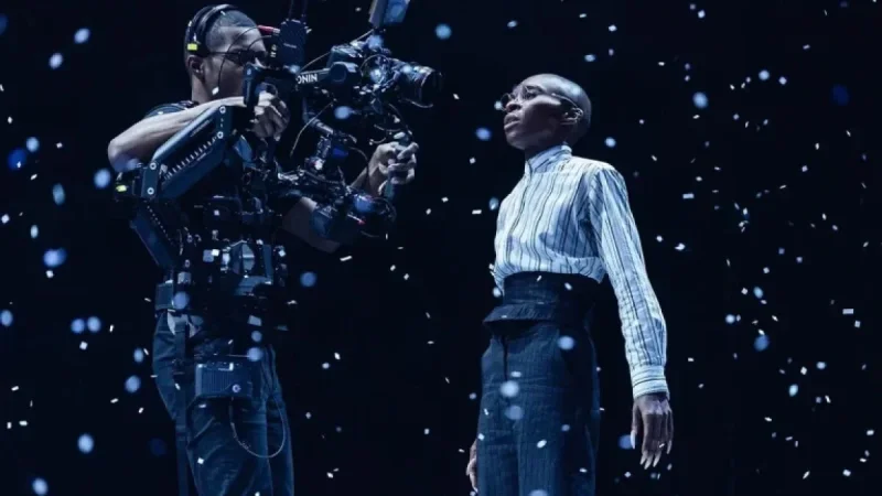 Cynthia Erivo: Visible Teleprompter at Dracula Show Reveals a Rift Between Spectacle and Stagecraft