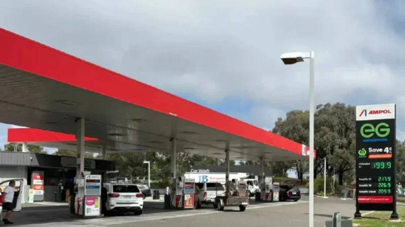 Petrol pinch in Canberra: Drivers, retailers and a city feeling the squeeze