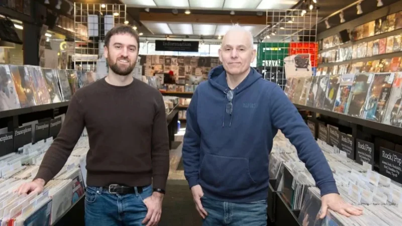 Disque Vinyle Boom Masks a Split Market: $10,000 Rarity Beside $40 Shoppers
