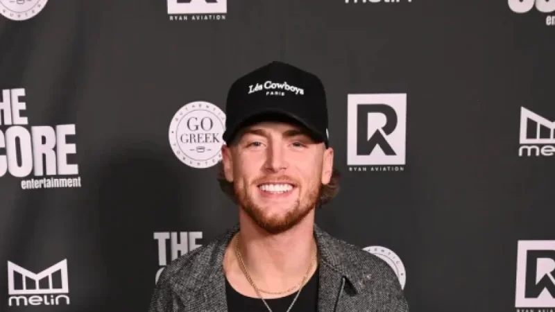Bailey Zimmerman stuns Boston bar crowd after TD Garden show, picks up every tab