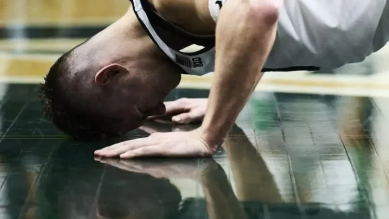 Carson Cooper on the floor as Michigan State’s senior-night tradition gets delayed in 91-87 win
