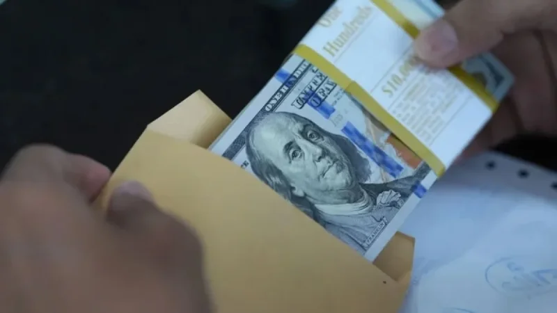 Dollar Rises as Middle East Conflict Boosts Oil and Safe-Haven Demand
