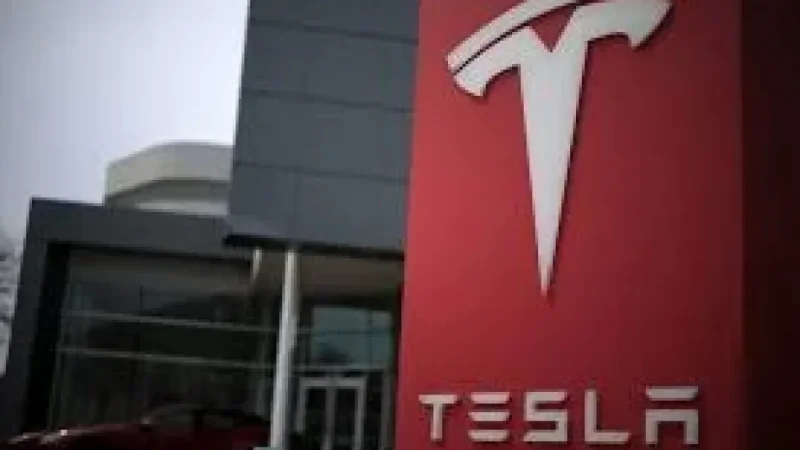 Tsla Stock Slips: Valuation Flags Suggest Shares May Be Priced for Too Much Future Growth