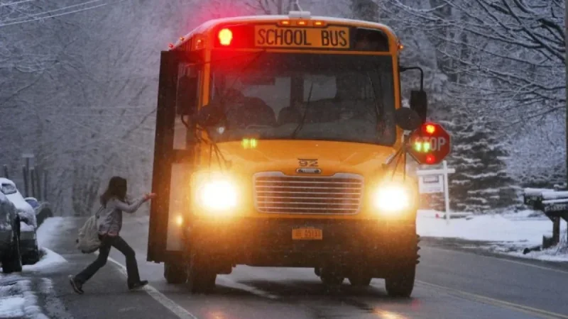 Transport Scolaire: Morning After the Ice Storm as Communities Split on Reopening
