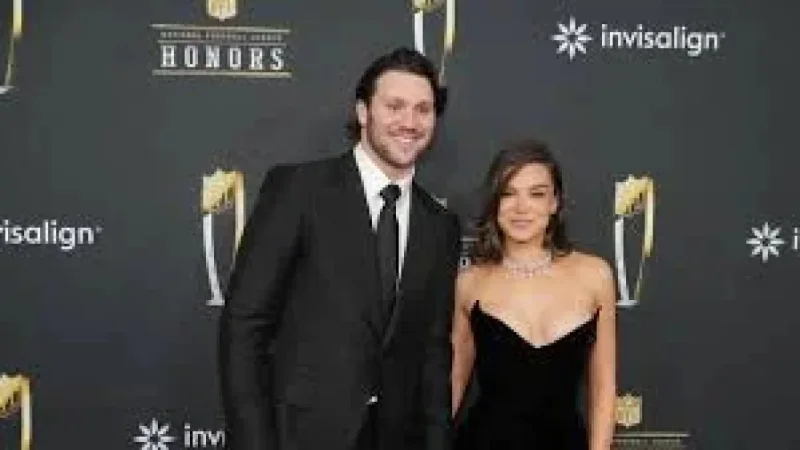 Hailee Steinfeld Oscars: A Pregnancy, a Possible Red Carpet, and the Question of Who Walks Beside Her