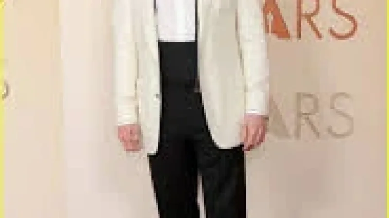 Jack O’connell Brings a Bite to the 2026 Oscars Red Carpet With Blood-Soaked Fangs — An Actor’s Tribute to Remmick
