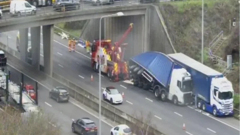 M25 Traffic: 3-Lorry Crash Shuts Motorway Between M11 and A12 — Major Diversions in Place