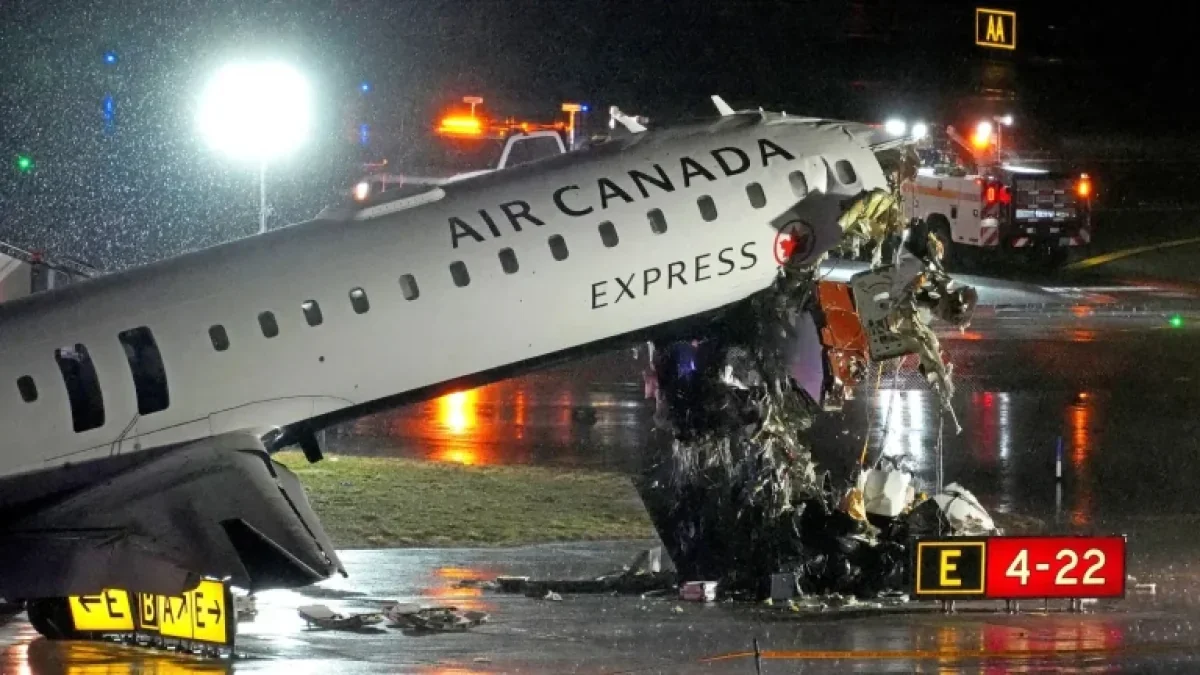 Plane Crash Laguardia Airport: Two Pilots Killed After Air Canada Jet ...