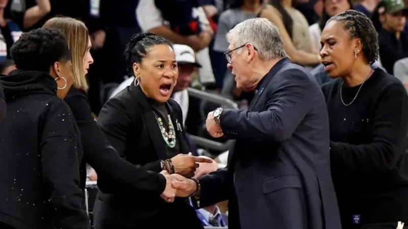 Geno Auriemma Apologizes for Final Four Incident with Dawn Staley