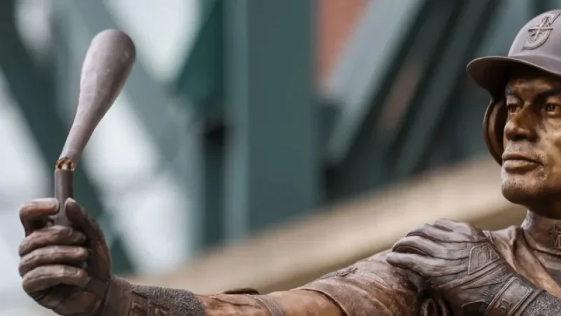 Seattle Mariners Unveil Ichiro Statue with Broken Bat in Flawed Ceremony