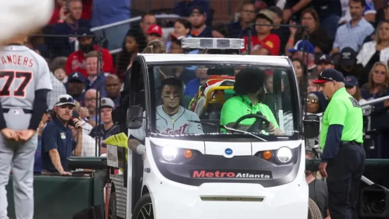 Javier Báez Injured, Exits Braves Game on Stretcher