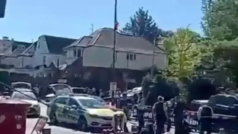 Stabbing Golders Green: 2 Men Injured Outside Synagogue as Suspect Is Arrested