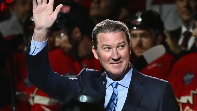 Mario Lemieux Draws Ovation at Game 5 in Pittsburgh