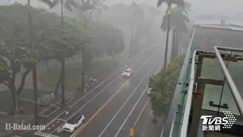 Heavy Rain Exceeds 400mm in Taipei, Moves Eastward