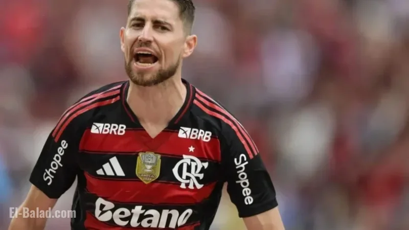 Jorginho and Zuculini Clash at Maracanã During Flamengo vs Racing Match