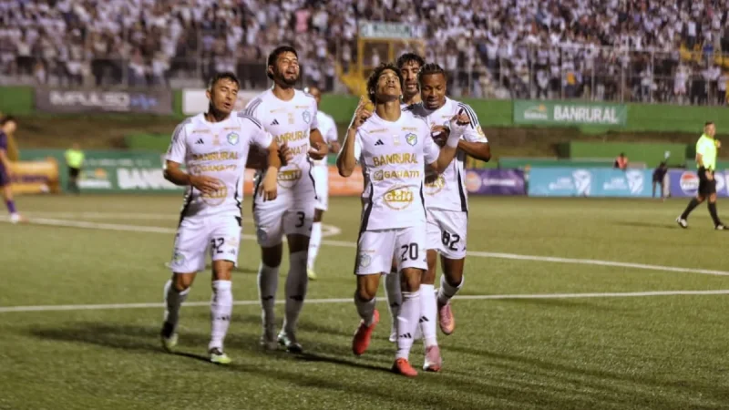 Vuletich’s Header Lifts Comunicaciones Past Antigua GFC 2-0 — Xelajú Mc - Marquense