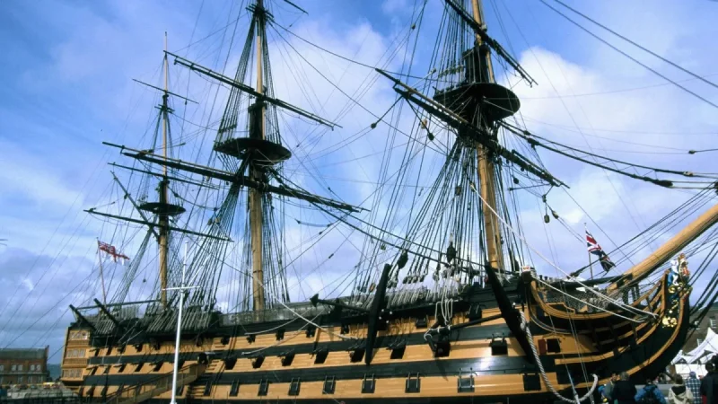 Workers remove Hms Victory foremast during 30,000-pound repair