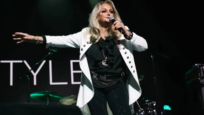 Bonnie Tyler Placed in Coma Artificiel After Faro Surgery