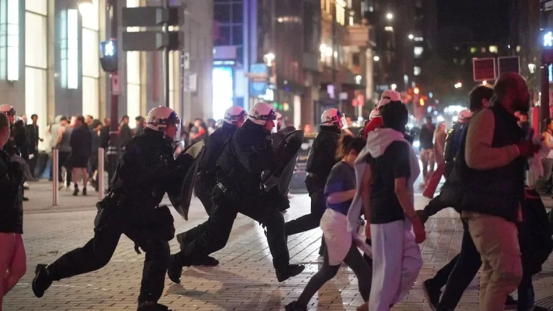 SPVM: Une autopatrouille brûlée rue Saint-Urbain après Feu D'artifice