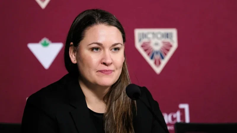 Rebecca Leslie propulse Marie Philip Poulin dans le 2-1 d’Ottawa