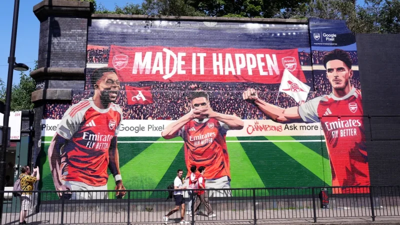 Arsenal Lifting Trophy Draws Thousands Back to Finsbury Park