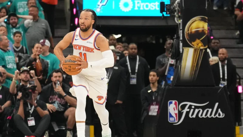 Jalen Brunson Injury: Knicks Guard Exits Game 1 With Knee Issue