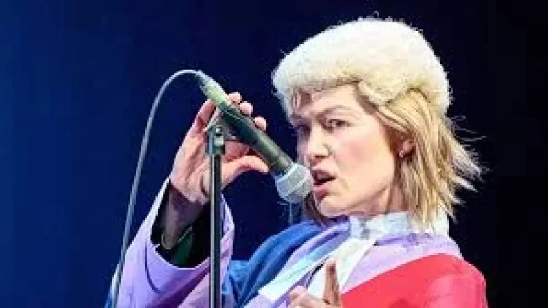 Rosamund Pike rebukes texting audience member at Wyndham's theatre