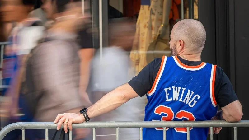 Kevin Weighs Finals Tickets as Ny Nicks Reach the NBA Finals