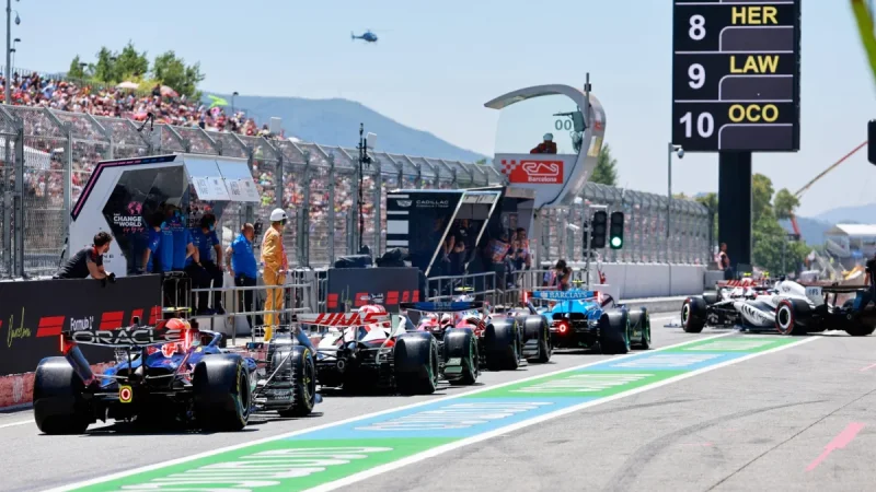 George Russell Takes Pole in F1 Barcelona 2026 With 1:14.679
