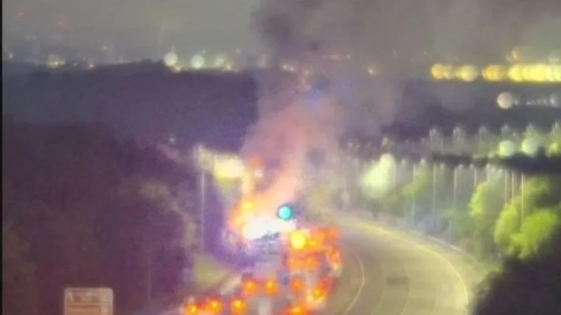 M25 Traffic blocked both ways after lorry fire at J27 and J26