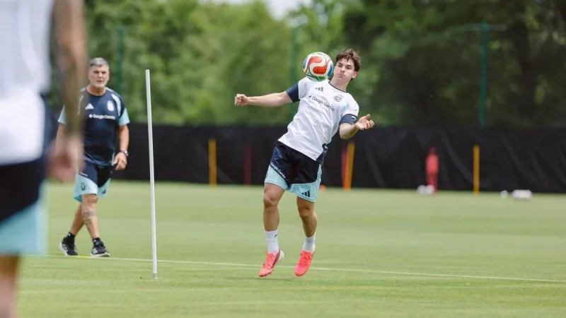 Julian Alvarez trains normally before Argentina's World Cup debut