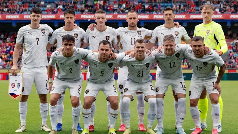 Ladislav Krejčí impulsa a Selección De Fútbol De La República Checa pese al 2-1