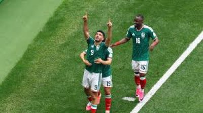 Canelo backs Mexico with a brief message before South Korea match in Guadalajara