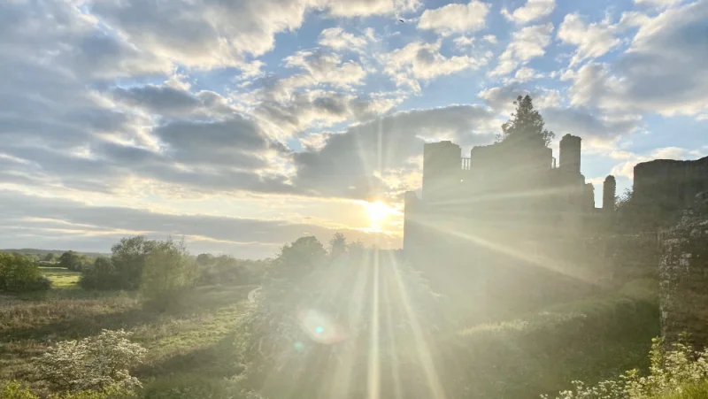 Latest News: Bomb disposal team called to Kenilworth Castle after object found
