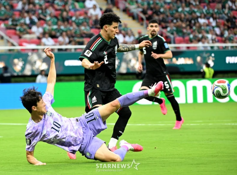 Lee Jae-sung dives to block shot in South Korea-Mexico CONCACAF qualifier