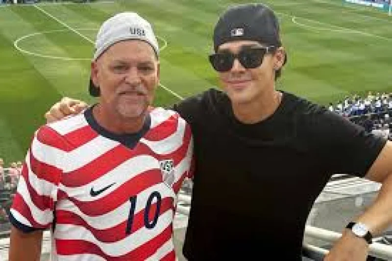 Noah Beck shares World Cup outing with father Tim as family scandals linger