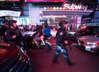 NYPD officers recover loaded gun in Times Square Shooting crowd