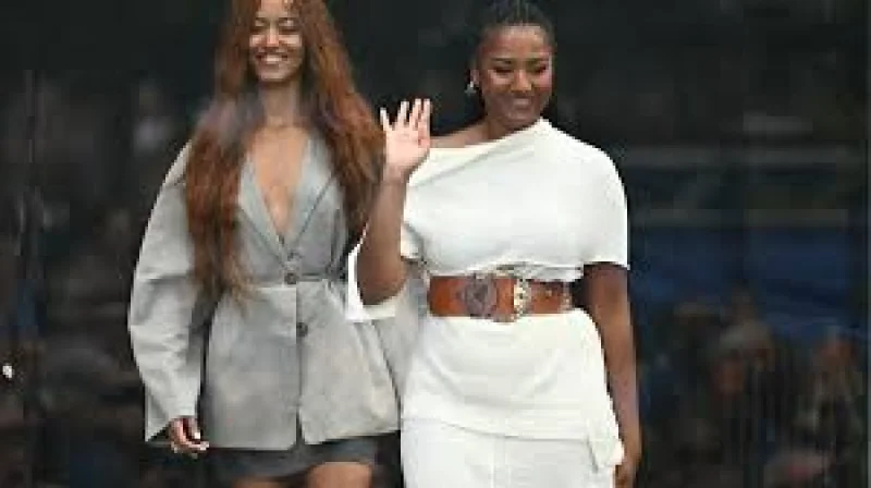 Malia Obama and Sasha Obama Lead Rare Public Appearance at Opening — Malia Sasha Obama Public Appearance