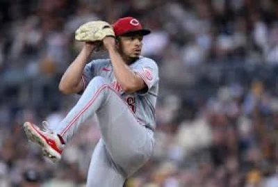 Elly De La Cruz out again as Reds Vs Yankees begins