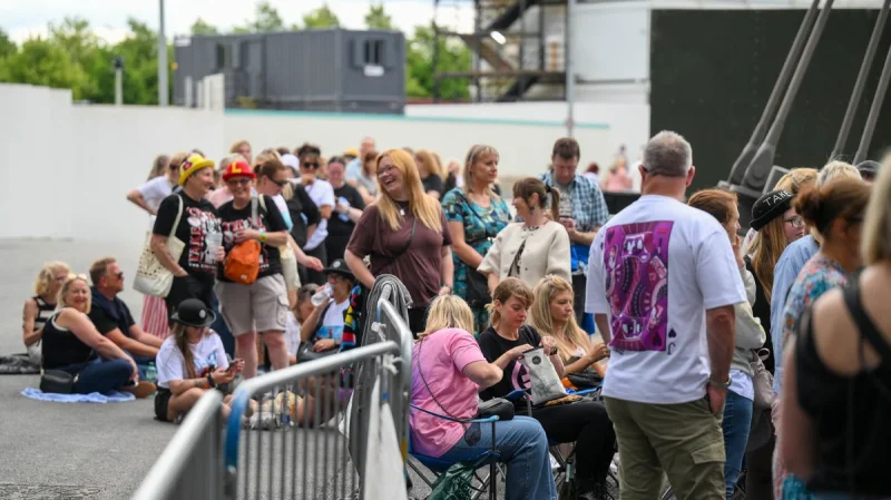 Take That Fans Camp Overnight for Manchester Etihad Crowds — Take That Circus On Amazon Music